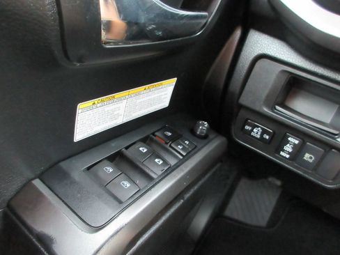 Used 2019 Toyota Tacoma TRD Off-Road AWD/4WD image 23