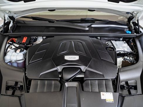 Certified 2023 Porsche Cayenne Platinum Edition image 41