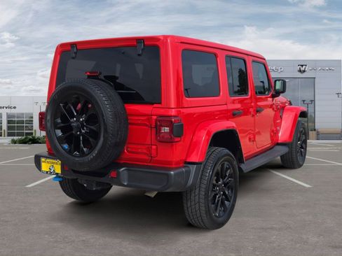 Used 2022 Jeep Wrangler Unlimited Sahara w/ Cold Weather Group AWD/4WD image 5