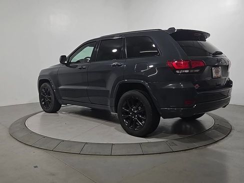 Used 2018 Jeep Grand Cherokee Altitude AWD/4WD image 3