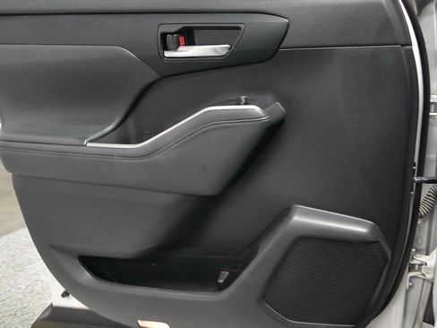Used 2022 Toyota Highlander XSE FWD image 6