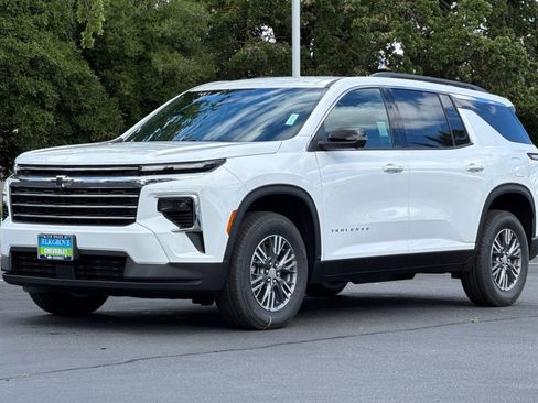 New 2026 Chevrolet Traverse LT w/ Driver Confidence Package AWD/4WD image 7