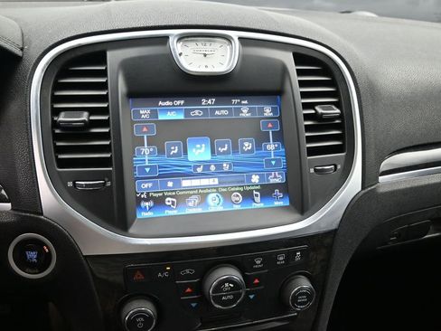 Used 2014 Chrysler 300 C w/ Light Group image 18