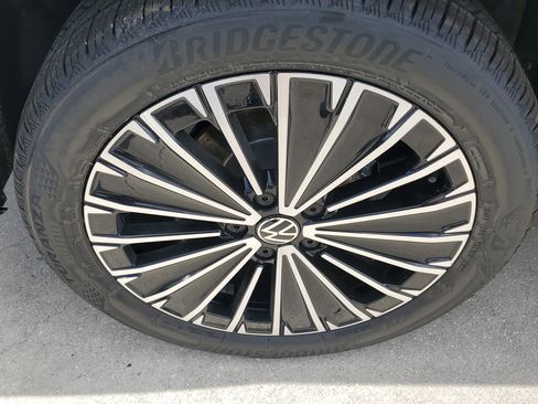 New 2025 Volkswagen Taos SE image 5