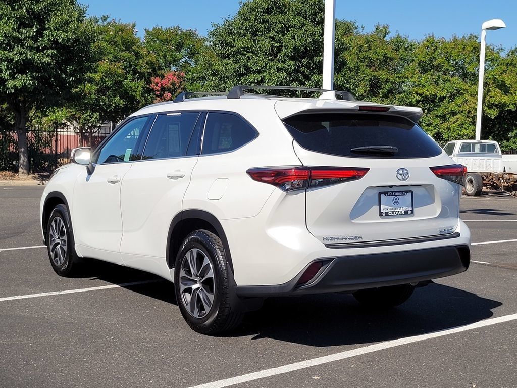 Used 2022 Toyota Highlander XLE AWD/4WD image 8
