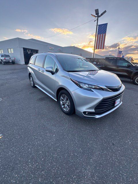 Used 2025 Toyota Sienna XLE FWD image 8