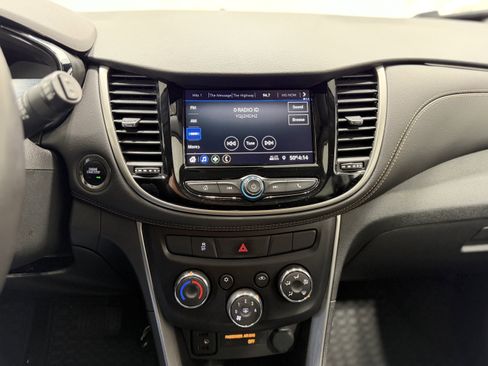 Used 2020 Chevrolet Trax LT w/ LT Convenience Package AWD/4WD image 19