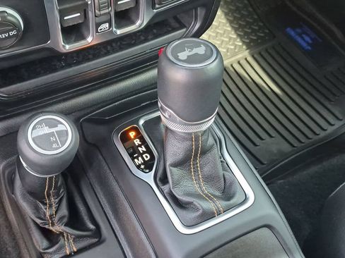 Used 2022 Jeep Wrangler Unlimited Sahara AWD/4WD image 15