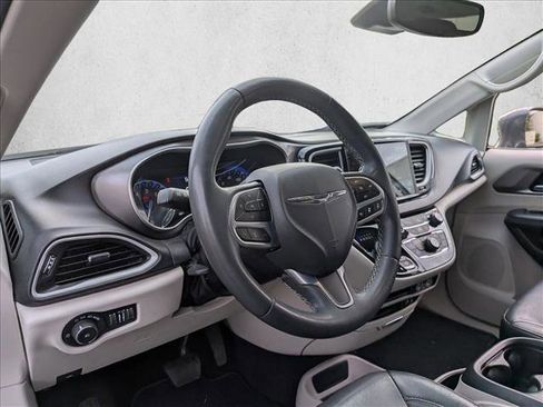 Used 2022 Chrysler Pacifica Touring-L image 10