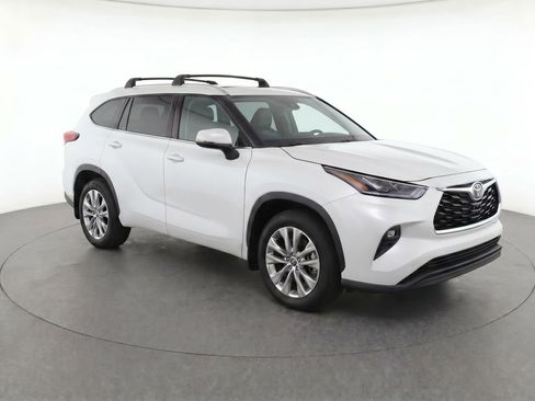 Used 2023 Toyota Highlander Limited AWD/4WD image 2