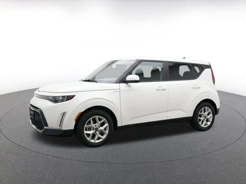 Used 2025 Kia Soul LX w/ LX Technology Package FWD image 3