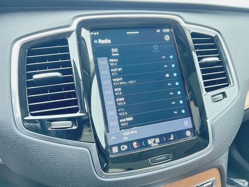 Used 2024 Volvo XC90 B5 Plus w/ Protection Package image 18