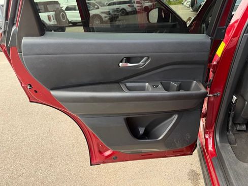 Used 2022 Nissan Pathfinder SV w/ SV Premium Package FWD image 9