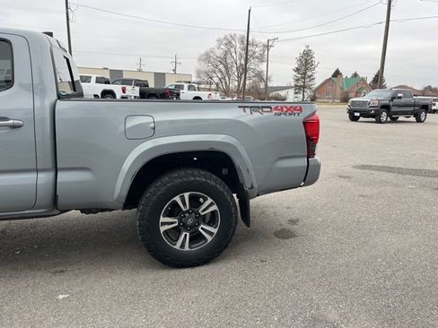 Used 2019 Toyota Tacoma TRD Sport w/ Technology Package AWD/4WD image 9
