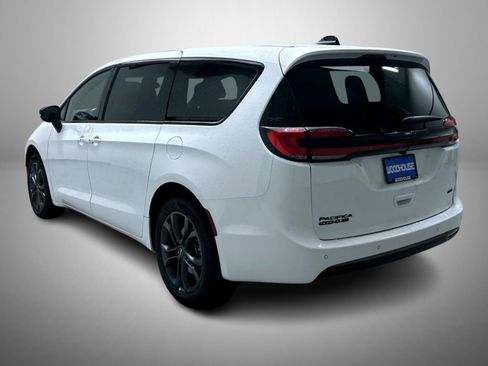 New 2026 Chrysler Pacifica Select AWD/4WD image 7