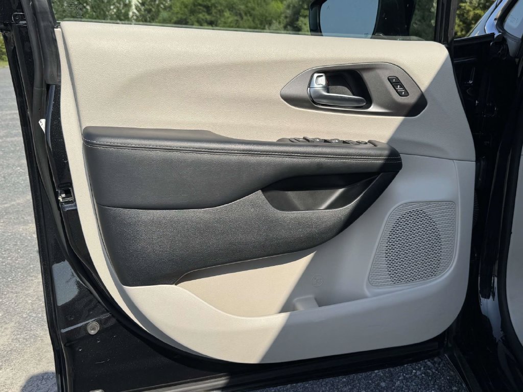 Used 2024 Chrysler Pacifica Touring-L FWD image 28