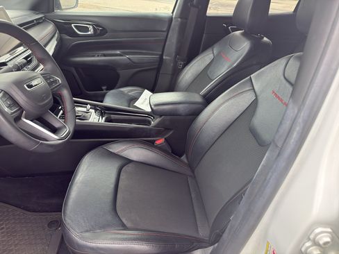 Used 2025 Jeep Compass Trailhawk AWD/4WD image 3