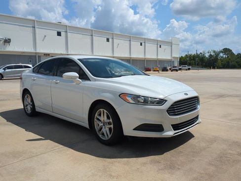 Used 2016 Ford Fusion SE FWD image 3