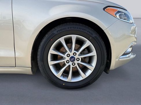 Used 2017 Ford Fusion SE w/ Fusion SE Technology Package image 9