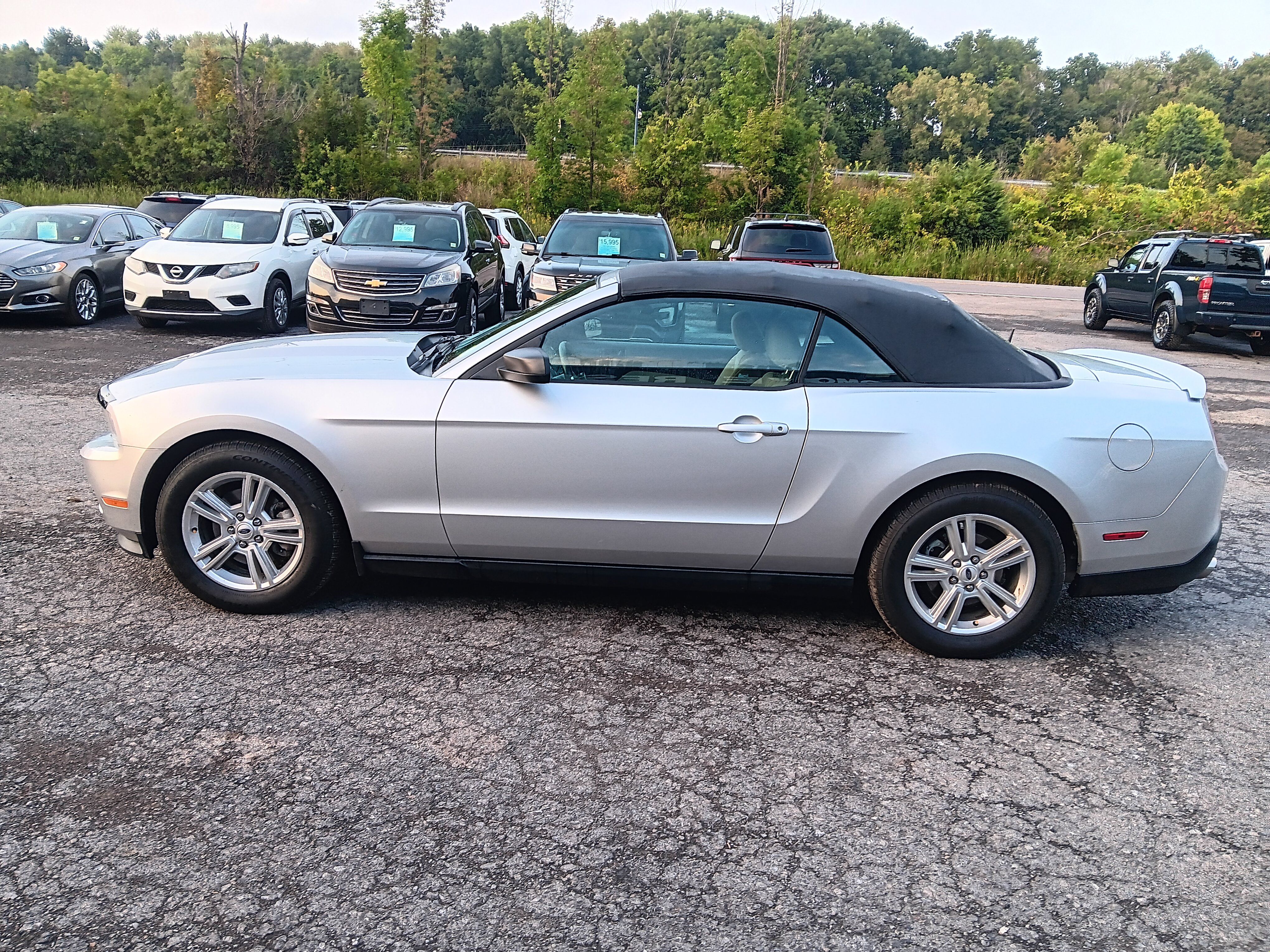Used 2012 Ford Mustang Convertible RWD image 2
