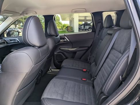 Used 2024 Mitsubishi Outlander SE Black Edition FWD image 14