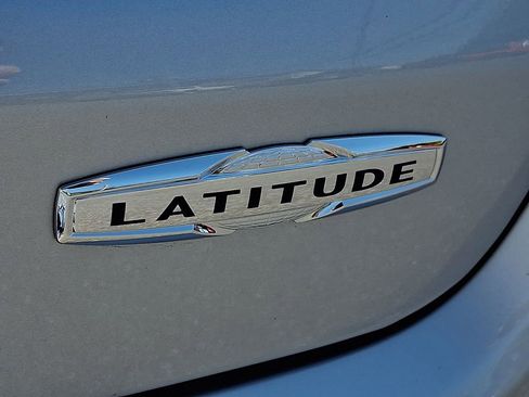 Used 2025 Jeep Compass Latitude AWD/4WD image 32