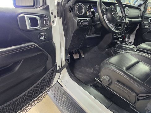 Used 2018 Jeep Wrangler Unlimited Sahara AWD/4WD image 24