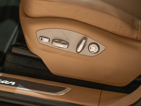 Certified 2023 Porsche Macan AWD/4WD image 13