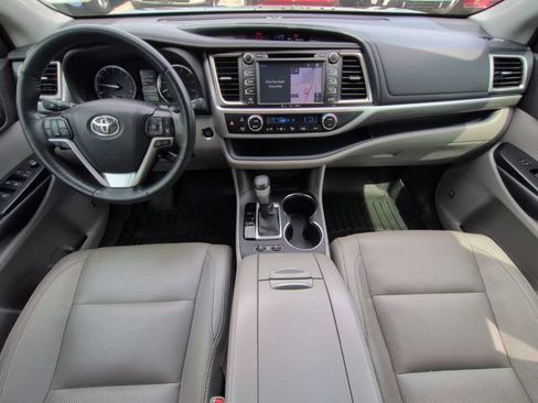 Used 2019 Toyota Highlander Limited Platinum FWD image 14