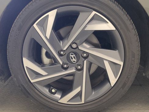 Used 2025 Hyundai Elantra SEL FWD image 31