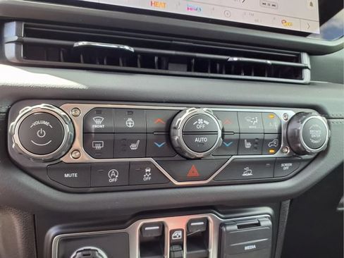 New 2026 Jeep Gladiator Sport AWD/4WD image 18