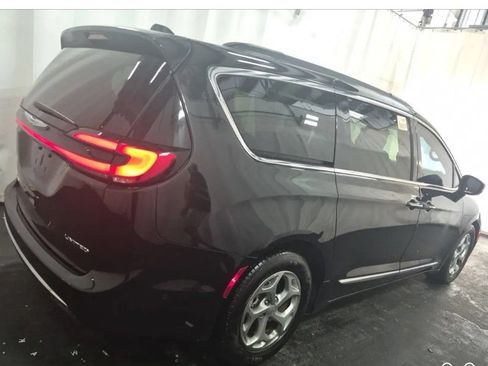 Used 2022 Chrysler Pacifica Limited FWD image 3