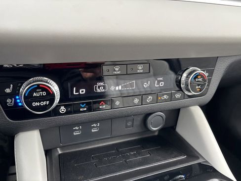 Used 2025 Mitsubishi Outlander AWD image 39