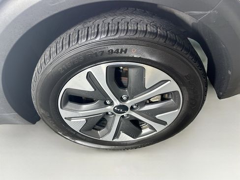 Used 2022 Kia Niro EX image 11