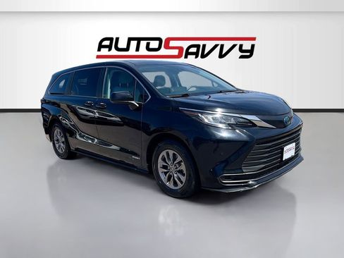 Used 2021 Toyota Sienna LE image 1