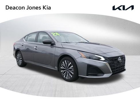 Used 2024 Nissan Altima 2.5 SV image 1