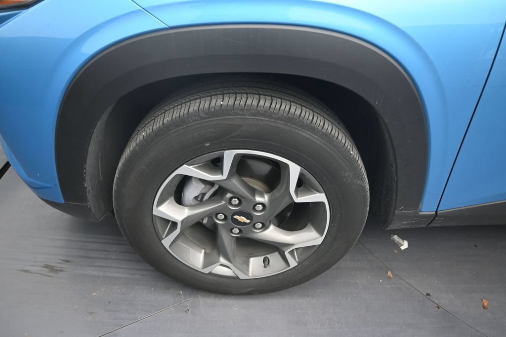 Used 2025 Chevrolet Trax LT w/ LT Convenience Package FWD image 9