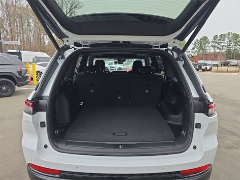 New 2025 Jeep Grand Cherokee Laredo image 13