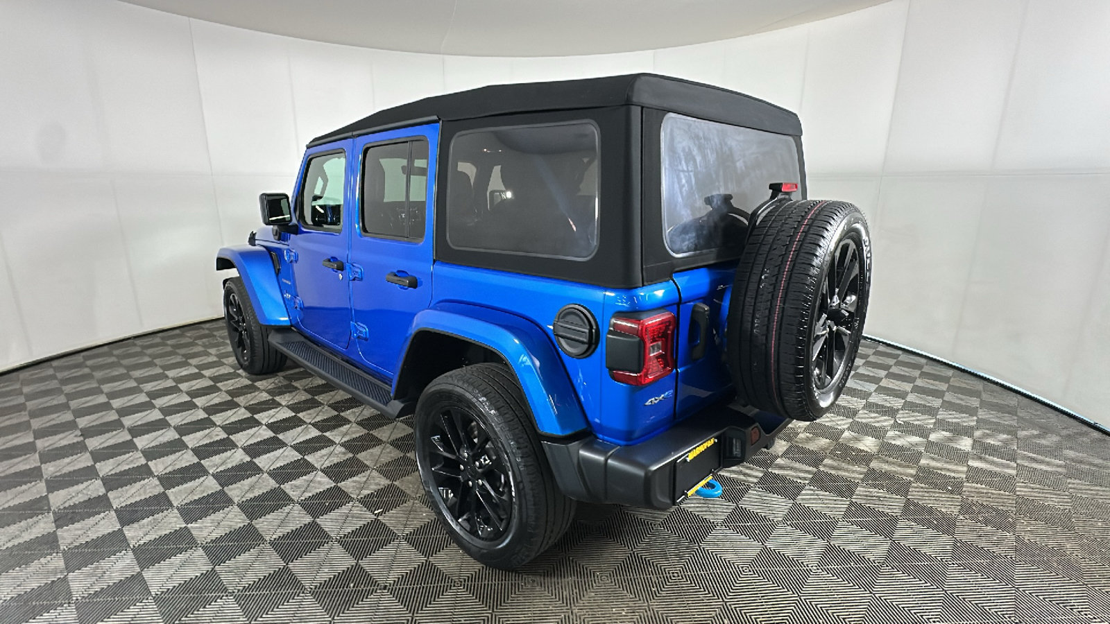 Used 2023 Jeep Wrangler Unlimited Sahara w/ Cold Weather Group AWD/4WD image 5