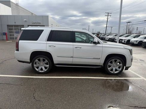 Used 2018 Cadillac Escalade Luxury image 4