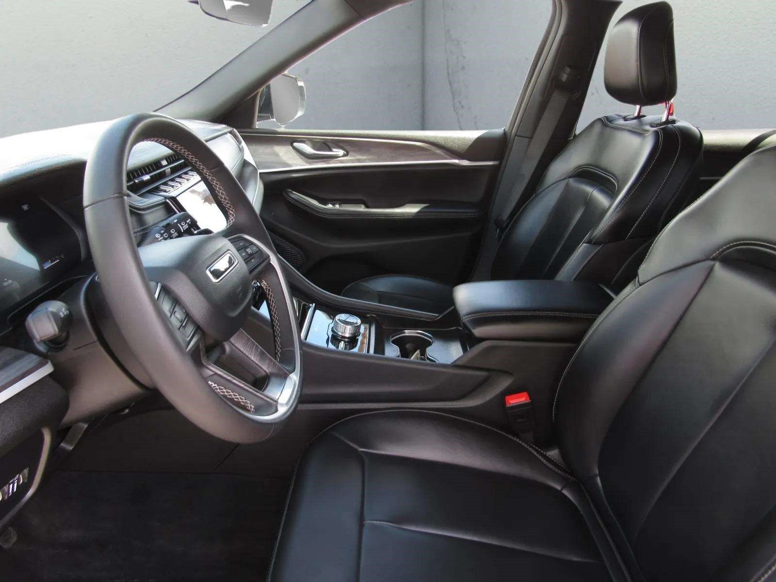 Used 2025 Jeep Grand Cherokee L Limited AWD/4WD image 16