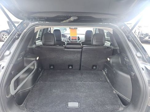 Used 2018 Jeep Cherokee Latitude Plus w/ Cold Weather Group AWD/4WD image 9