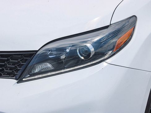 Used 2020 Toyota Sienna SE w/ Nightshade Edition FWD image 6