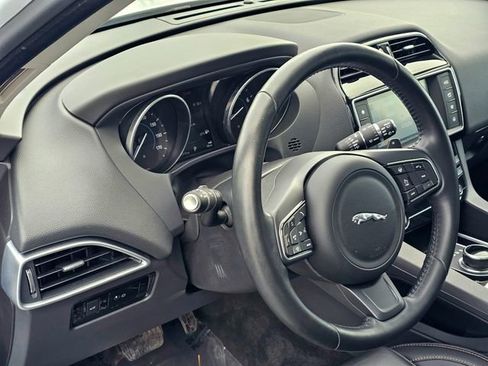 Used 2017 Jaguar F-PACE Prestige image 16