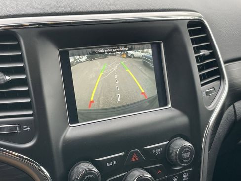 Used 2019 Jeep Grand Cherokee Laredo image 17