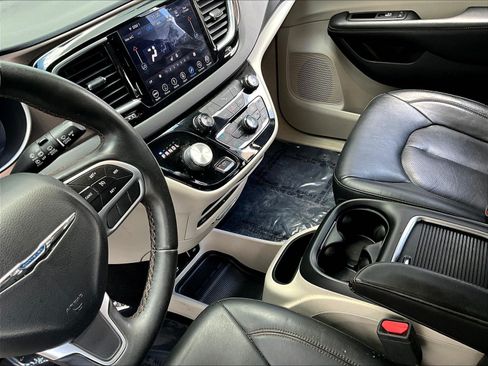 Used 2018 Chrysler Pacifica Touring-L Plus FWD image 18