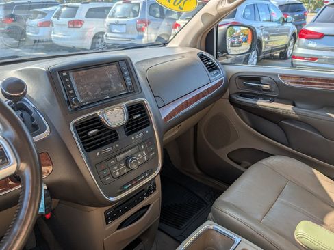 Used 2011 Chrysler Town & Country Limited w/ Trailer Tow Group image 18