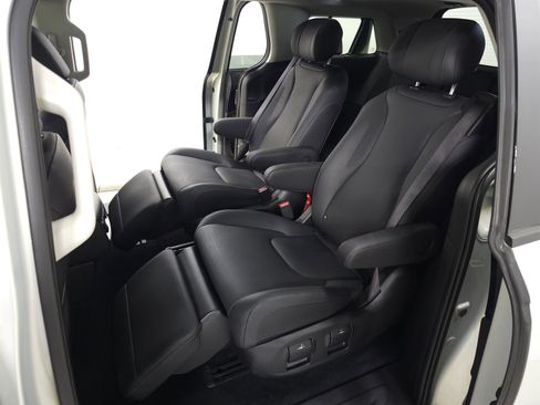 Used 2025 Kia Carnival SX Prestige image 38