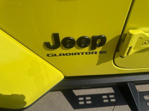 Used 2024 Jeep Gladiator Sport AWD/4WD image 11