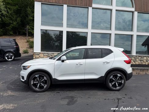 Used 2022 Volvo XC40 T5 Momentum w/ Premium Package AWD/4WD image 13